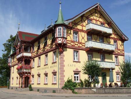 Schmuckstück in Frauenhand: Das »Café Goldene Krone« in St. Märgen ist weit über den Schwarzwald hinaus bekannt.