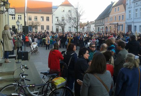 300 Menschen aus der Stadt und aus der Umgebung demonstrierten in Bad Belzig für die Geburtsstation.