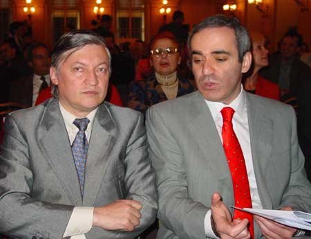 Anatoli Karpow (li.) und Garri Kasparow