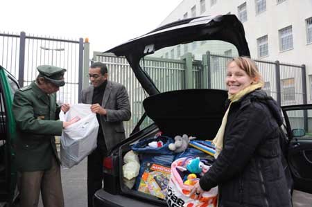 Geschenke für Besucherkinder der Insassen des Berliner Abschiebegewahrsams.