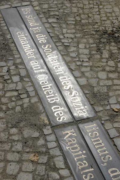 &#187;Denkzeichen&#171; von Hans Haake, mit Zitaten von Rosa Luxemburg, auf dem Platz vor der Berliner Volksb&#252;hne