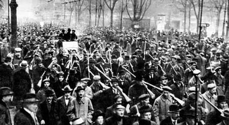 Demonstration revolutionärer Soldaten und bewaffneter Arbeiter in der Leipziger Straße in Berlin, 6. Januar 1919