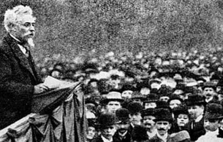 Adolph Hoffmann, Mitbegründer der USPD, spricht zu den Streikenden im Januar 1918 in Berlin.