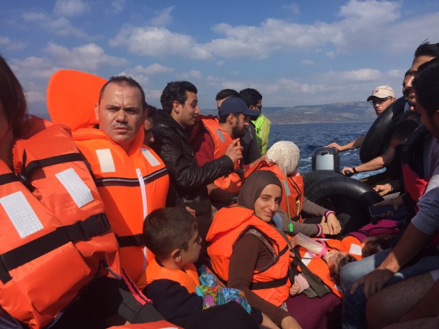 Auf dem Boot über das Mittelmeer. Abdul geht den Weg vieler. Und nimmt uns mit auf seine Reise.