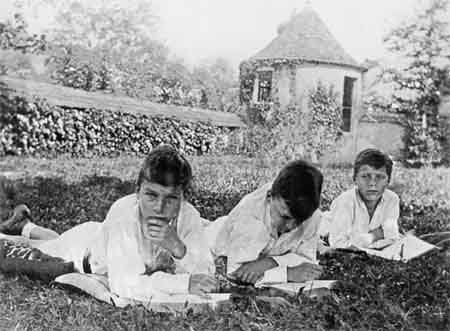 Alexander, Berthold und Claus (v.l.n.r.) im Lautlinger Garten, um 1918