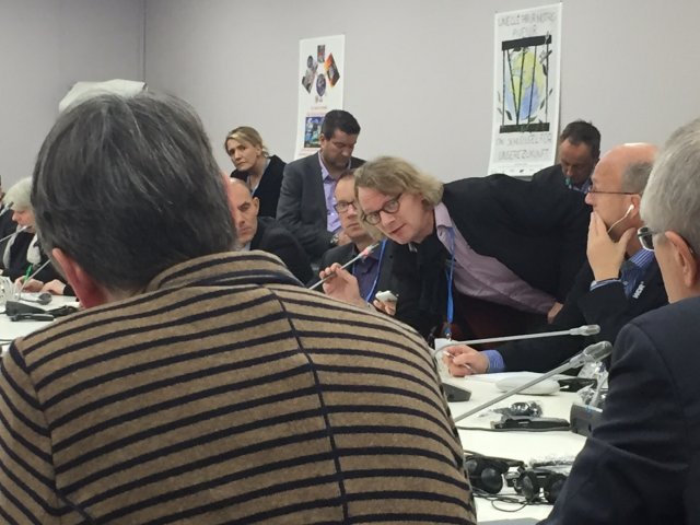 Im Rücken der Umweltministerin, Nick Reimer von Klimaretter bittet die SPD-Politikerin beim Pressebriefing um ihr Ohr