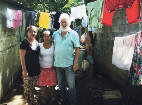 Giaconda Herrera und Fanny Trejos (links) mit INKOTA-Projektreferent Willi Volks
