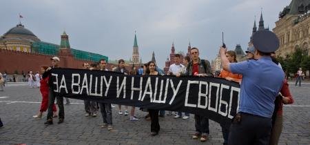 &#187;F&#252;r unsere und eure Freiheit&#171; &#8211; Menschenrechtsorganisation demonstriert f&#252;r Meinungsfreiheit auf dem Roten Platz in Moskau.