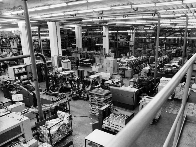 Zu sehen sind die Rotationsmaschinen und die Packautomaten in der Druckereihalle.