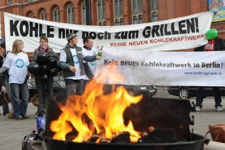 Siegesfeier mit Tofuwurst und Sekt vor dem Roten Rathaus
