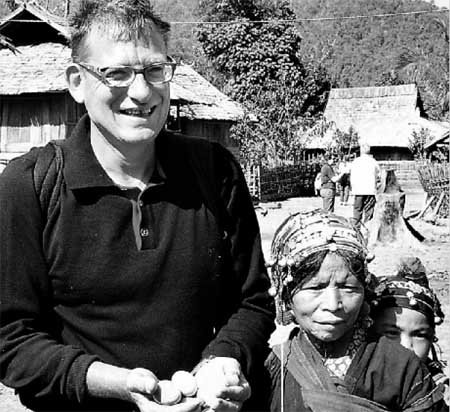 Eier als Dankeschön für Hans Engberding, der mit Gästen Hilfsgüter in ein laotisches Dorf brachte.
