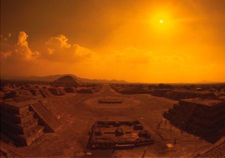 Die Ruinen der Azteken-Stätte Teotihuacán