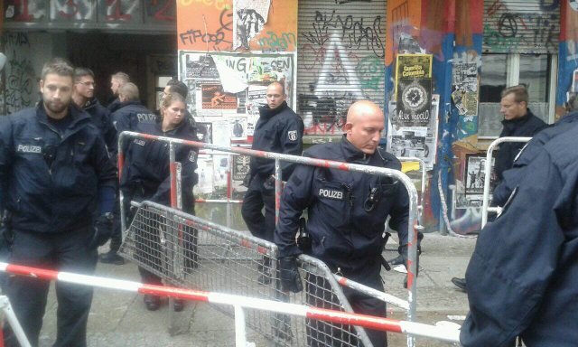 Die Polizei räumt Absperrgitter in der Rigaer 94 weg.