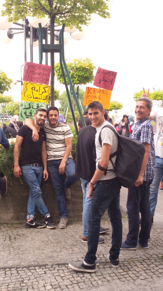 Flüchtlinge protestieren für eine Unterbringung vor dem Berliner ICC
