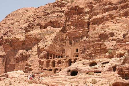 Petra wird heute von Touristen aus aller Welt besucht, und die bringen viele Gefahren für das Erbe mit.