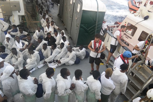 Die geretteten Flüchtlinge kommen auf das nächste Schiff