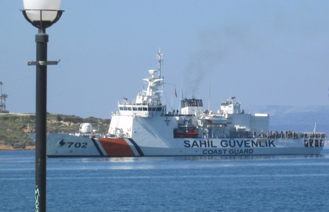 Die Türkische Küstenwache bringt neue Flüchtlinge nach Çeşme, die sie an der Abfahrt gehindert hat.