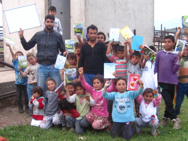 Die SchülerInnen von Torbalı haben sich fürs Foto in Reihen aufgestellt.