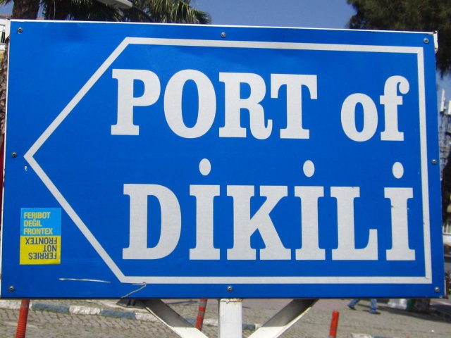 Das Gebiet um den Hafen und Marktplatz ist gepflastert mit Aufklebern „Fähren statt Frontex“.