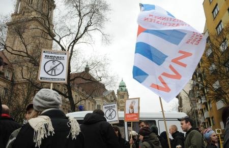 Antifas, Gewerkschafter und Anwälte protestierten gegen Nazi-Mahnwache.