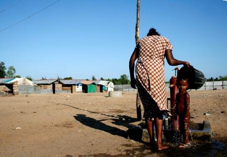 Tamilische Kriegsflüchtlinge in der Ostprovinz Sri Lankas. Seit 2006 leben sie in Lagern, obwohl ihre Heimatorte angeblich bereits seit Mitte des Jahres 2007 »befreit« sind.