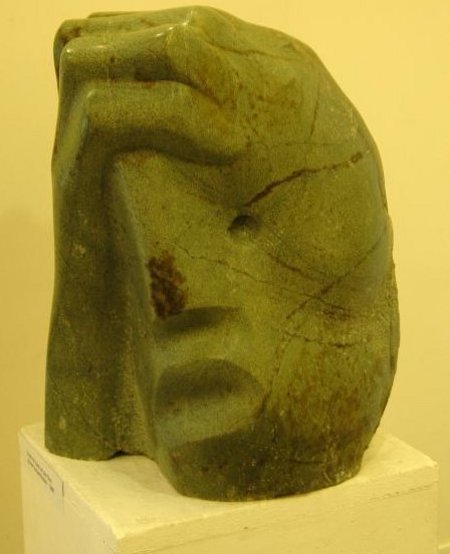 Kopf mit Hand an der Stirn, Serpentinstein, 1988