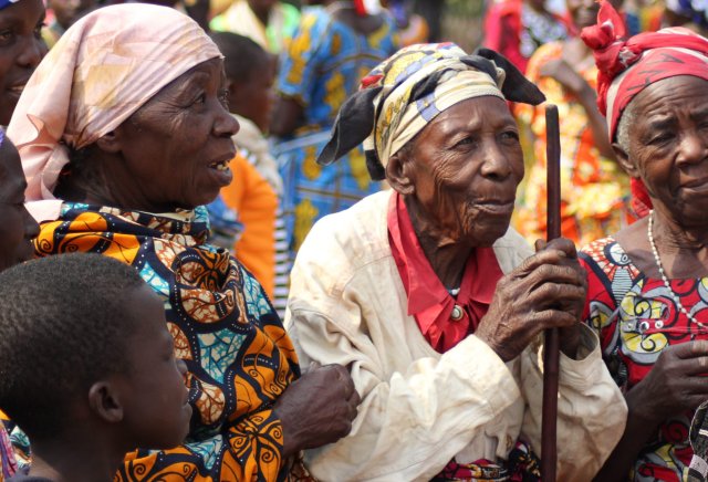 Die Kaffeebäuerinnen in Kongo sehen durch die solidarische Unterstützung wieder Land.