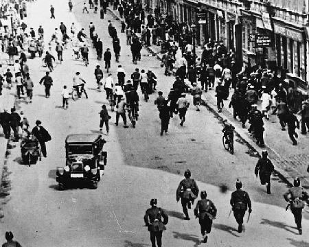 Polizisten jagen am 1. Mai 1929 demonstrierende Arbeiter und Arbeitslose