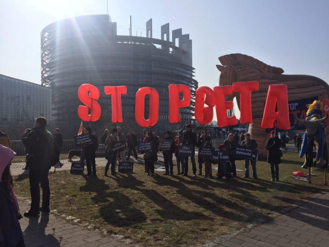 Proteste gegen cETA vor dem EU-Parlament in Straßburg