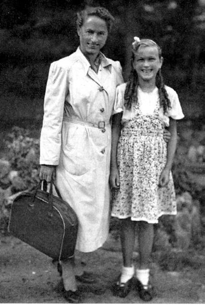 Mit ihrer Mutter, 1952
