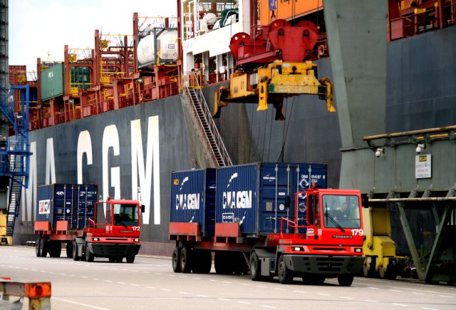 Anderswo transportieren selbstfahrende Lkw die Container
