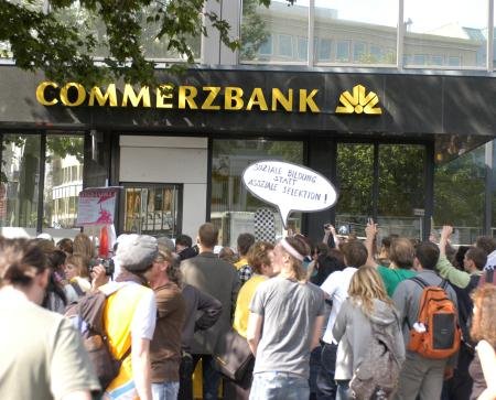 Symbolischer Bank&#252;berfall in der Berliner Tauentzienstra&#223;e