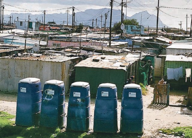 Die sanitäre Situation stinkt zum Himmel: Toiletten in der Township Khayelitsha, Kapstadt