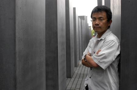 Hiroshi Oda im Stelenfeld des Berliner Holocaust-Mahnmals