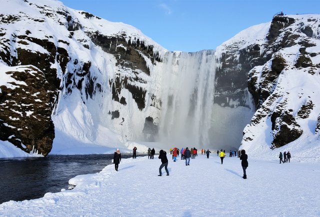 Ein touristischer Anziehungspunkt und ein Beweis für die Kraft der Natur: der Skorgafoss-Wasserfall