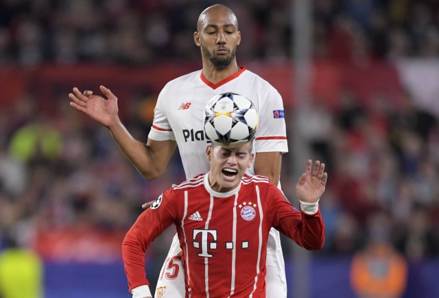 Erst mit der Einwechslung von James Rodriguez (vorn) konnte der FC Bayern das Mittelfeld kontrollieren.
