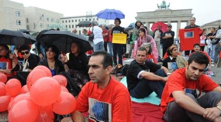 Die Hungerstreikenden vor dem Brandenburger Tor in Berlin.