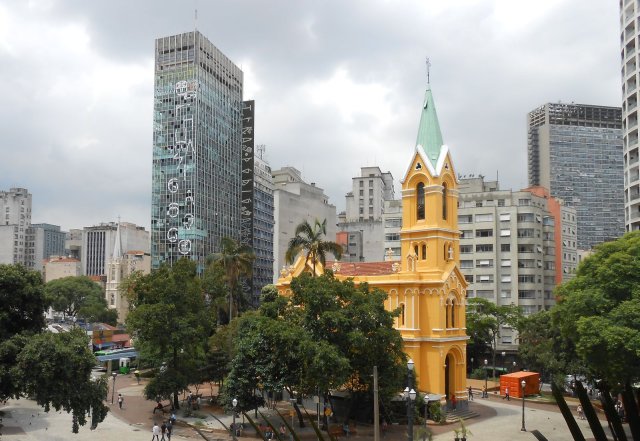 Das besetzte Hochhaus (links) in der Innenstadt von São Paulo vor dem Einsturz.