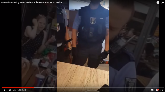 Wenn die Polizei plötzlich am Tisch steht - Szene aus dem Facebook Video zum Rauswurf einer Gruppe schwarzer Touristen bei Kentucky Fried Chicken in Berlin.