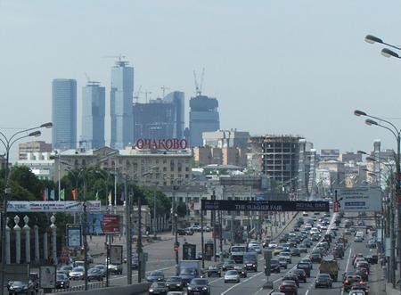 Die Kräne über »Moscow City« (Foto oben im Hintergrund) drehen sich langsamer.