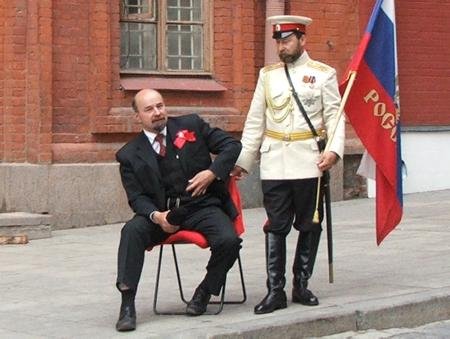 Als Doppelgänger versöhnt: Lenin und der Zar.