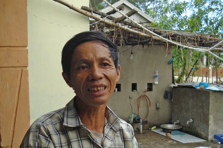 Agent-Orange-Opfer Le Huu Pho vor seinem neuen Haus