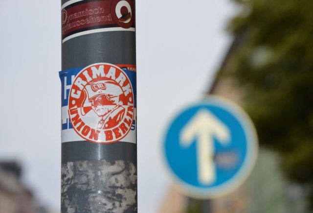 Aufkleber von Fans des 1. FC Union Berlin in der Berliner Straße in Bernau.