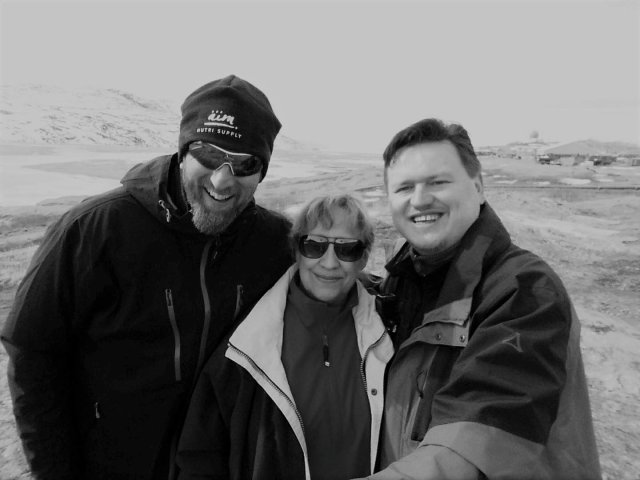 Die letzte Begegnung mit einem Freund: Marco und seine Mutter Maud verabschiedeten Robby in Grönland