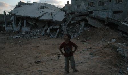 Ein im Gazakrieg zerstörtes Haus dient den Kindern als Spielplatz