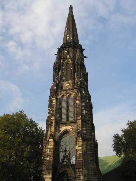 Der Turm der Bochumer Christuskirche musste so hoch sein, dass er die Schornsteine der Stahlwerke überragte. In ihm wurde nach dem Ersten Weltkrieg eine Heldengedenkstätte installiert, die den Krieg verherrlichte.