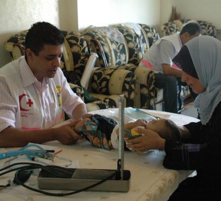 Untersuchung in der mobilen Klinik – in einem Wohnzimmer in Sakanat Marouf