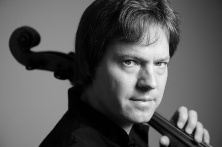 Der Cellist Jan Vogler ist Gr&#252;nder und Leiter des Festivals. Der in Berlin geborene Musikersohn wurde in Dresden musikalisch sozialisiert und lebt heute in New York.
