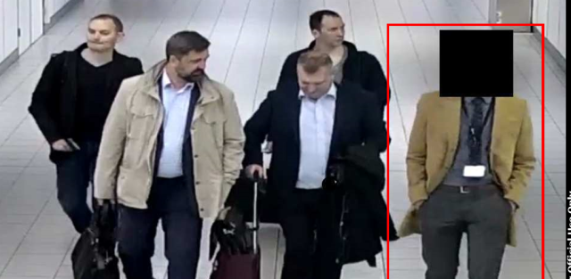 Die vier russischen Hacker und ein Mitarbeiter der russischen Botschaft bei der Einreise am 10. April auf dem Flughafen Schiphol in Amsterdam.