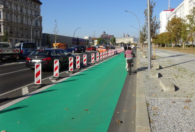 Ein paar hundert Meter geschützter Radstreifen auf der Holzmarktstraße hätten im September fertig sein sollen. Die Arbeiten laufen noch.